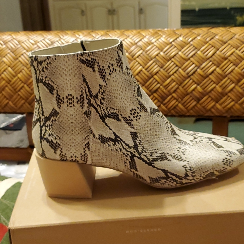 BOOTS - Picture 4 of 8
